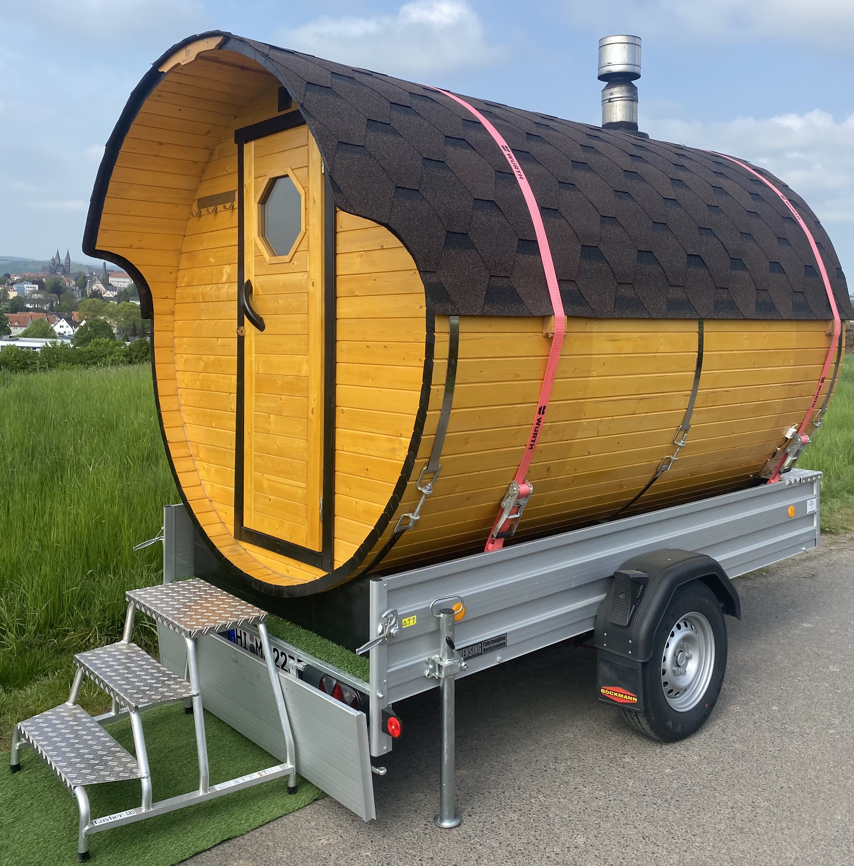 Mobile Fasssauna auf Anhänger